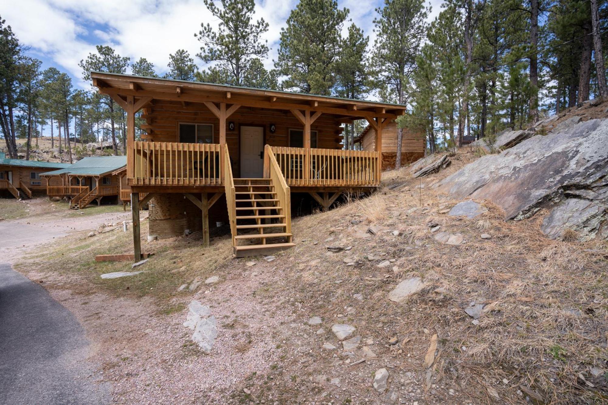 Rock Crest Lodge & Cabins Custer Bagian luar foto